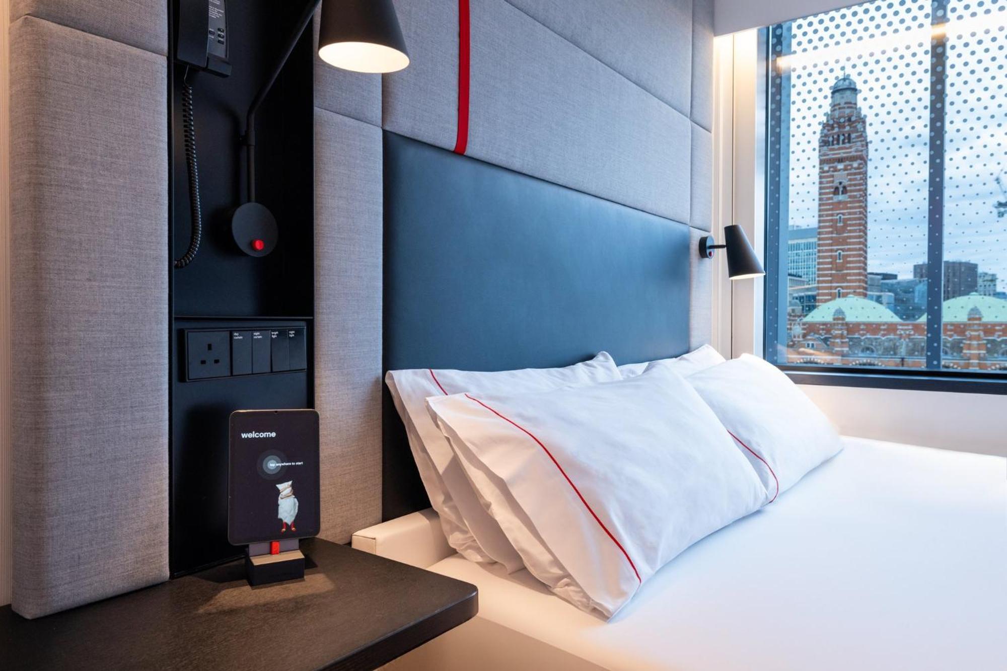 Готель Citizenm London Victoria Station Екстер'єр фото